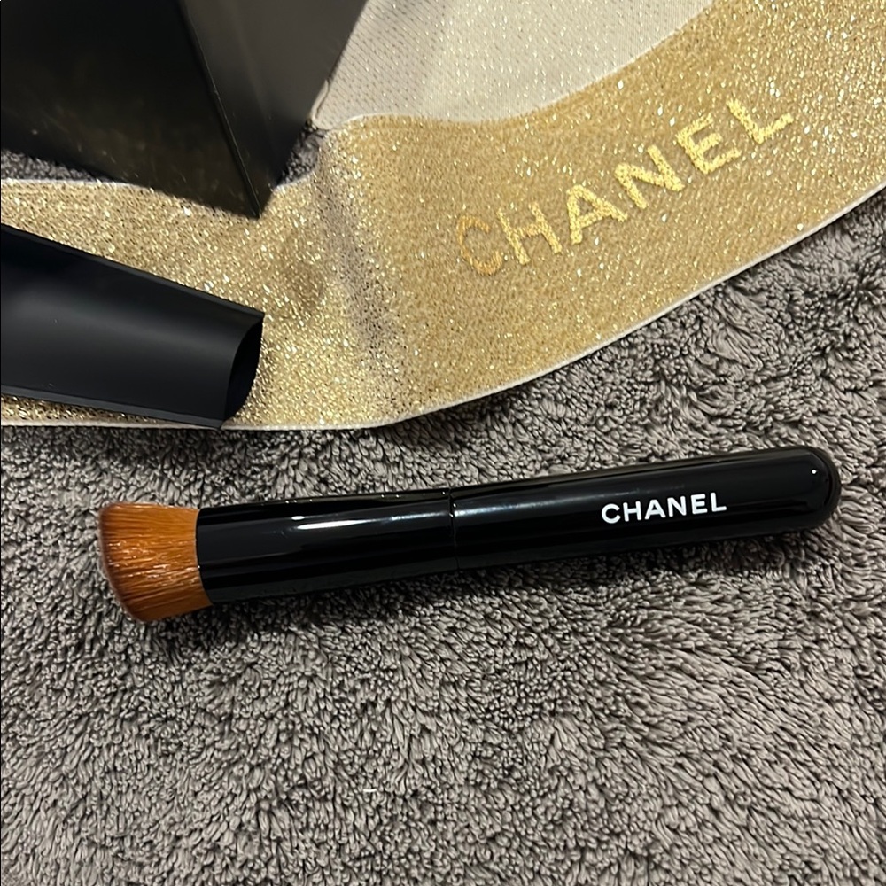 Chanel LES PINCEAUX DE CHANEL
2-in-1 Foundation Brush Fluid and Powder N°101